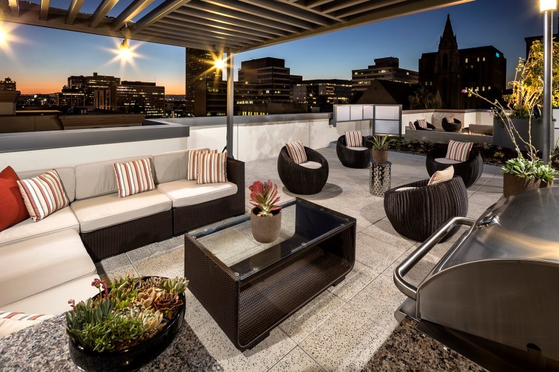 Renters are drawn to metropolitan amenities and attractions like those offered at K2LA, located in Koreatown near downtown Los Angeles. In particular, they’re gravitating toward rental communities in submarkets that offer robust culinary, shopping, transportation, and cultural amenities, and they’re seeking a vibrant urban lifestyle where walkability and dynamic community amenities intersect.