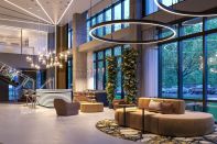 In Chicago, the lobby at Willow Bridge’s newly developed 303-unit Solverre multifamily building is filled with natural light and chic furnishings.