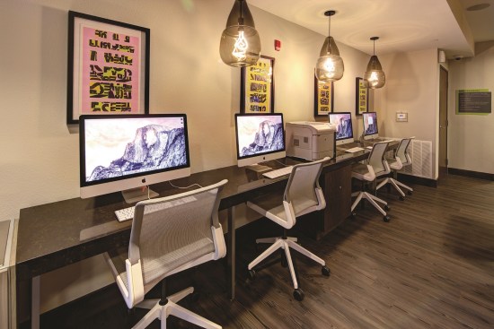 Students at 2125 Franklin have access to a state-of-the-art computer lab.&nbsp;