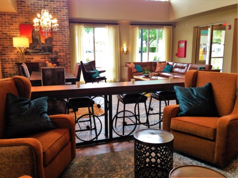 JPI incorporates ideas from the hospitality industry to create common spaces with broad appeal. At Sur512, in Austin, Texas, the developer offers such hotel-like amenities as a clubhouse with complimentary Starbucks coffee; 24-hour, state-of-the-art fitness facilities; a business and conference center; and more.