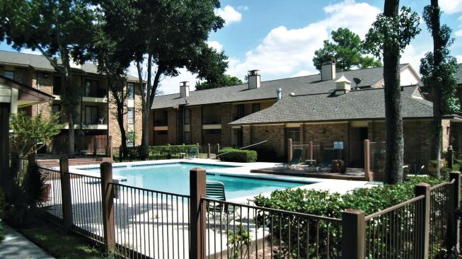 Attractive Asset: The 228-unit Oakridge Apartments in Houston, listed at $6.49 million, encompasses 186,766 square feet on 7.88 acres.